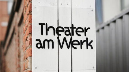 Schild des Theater am Werk in Wien, Veranstaltungsort des Volkshilfe-Symposiums 2023.