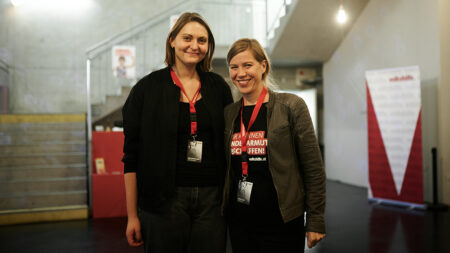 Zwei Teilnehmerinnen beim Volkshilfe-Symposium 2023 im Theater am Werk in Wien.
