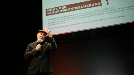 Volkshilfe-Direktor Erich Fenninger spricht beim Symposium 2023 über die Kindergrundsicherung.