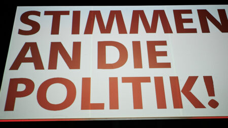 Präsentationsfolie mit der Aufschrift „Stimmen an die Politik!“ beim Volkshilfe-Symposium 2023.