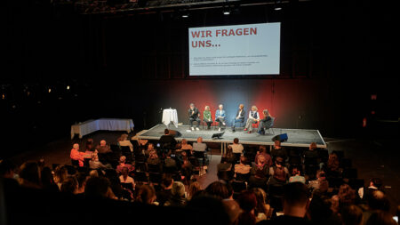 Podiumsdiskussion beim Volkshilfe-Symposium 2023 mit Erich Fenninger, Daniela Gruber-Pruner, Anja Kerle, Steffi Heinel, Caroline Culen und Ani Gülgün-Mayr.