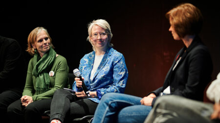Daniela Gruber-Pruner, Anja Kerle und Steffi Heinel bei der Podiumsdiskussion des Volkshilfe-Symposiums 2023.