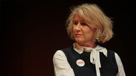 Caroline Culen bei der Podiumsdiskussion des Volkshilfe-Symposiums 2023.