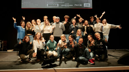 Gruppe von Studierenden auf der Bühne beim Volkshilfe-Symposium 2023.
