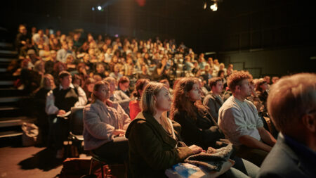 Publikum beim Volkshilfe-Symposium 2023 im Theater am Werk in Wien.