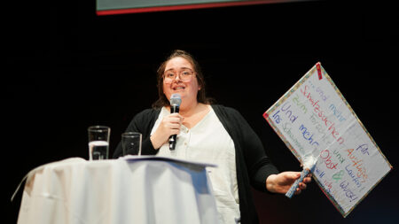 Hanna Lichtenberger bei ihrem Beitrag beim Volkshilfe-Symposium 2023.