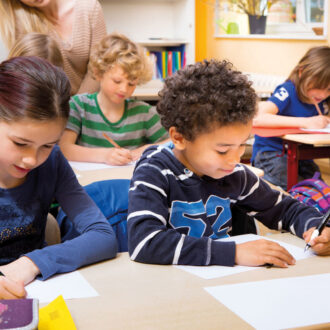 Kinder sitzen in deinem Klassenraum