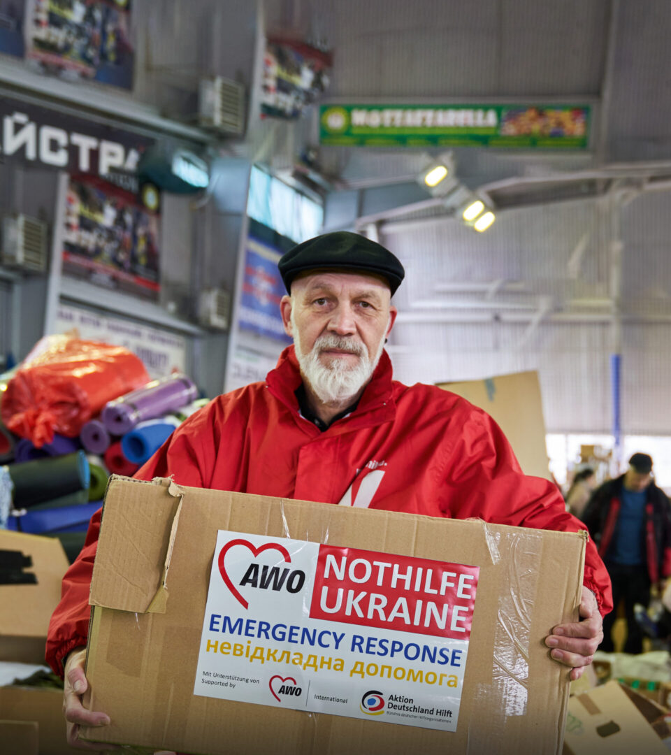 Volkshilfe-Geschäftsführer mit Ukraine Hilfspaket