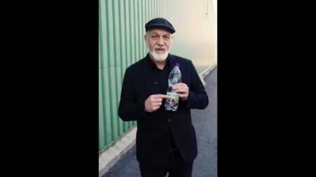 Volkshilfe-Geschäftsführer Erich Fenninger mit Waldquelle Flasche