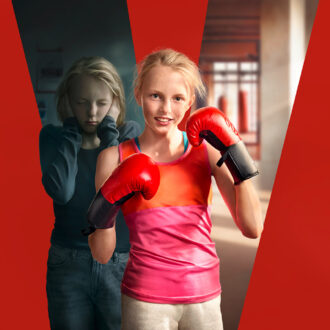 Mädchen in rotem Sporttop und Boxhandschuhen steht selbstbewusst in einem Trainingsraum, im Hintergrund eine dunklere Silhouette desselben Mädchens in Freizeitkleidung mit verschränkten Armen