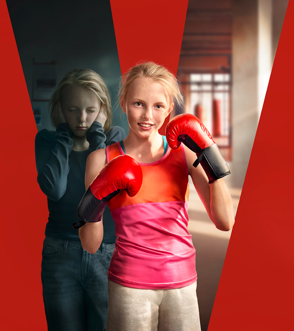 Mädchen in rotem Sporttop und Boxhandschuhen steht selbstbewusst in einem Trainingsraum, im Hintergrund eine dunklere Silhouette desselben Mädchens in Freizeitkleidung mit verschränkten Armen