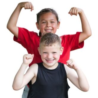 Zwei Kinder zeigen stolz ihre Muskelkraft. Ein Mädchen mit langen Haaren in einem roten T-Shirt steht hinter einem Jungen in einem schwarzen Tanktop.