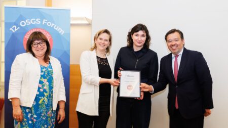 Übergabe der Urkunde für 20 Jahre Österreichisches Spendengütesiegel Volkshilfe Solidarität, von links nach rechts Claudia Broyanyi, Andrea Friedl, Selma Hatibovic
