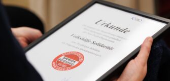 Urkunde für 20 Jahre Österreichisches Spendengütesiegel, verliehen an die Volkshilfe Solidarität