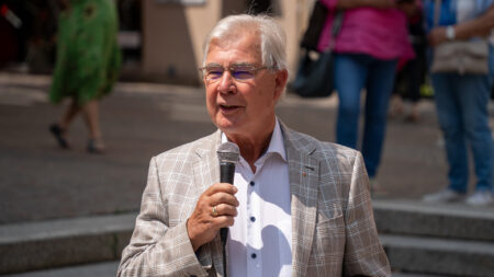 Stadtrat Harald Sobe spricht bei der Tour de Chance 2025 in Villach in ein Mikrofon.