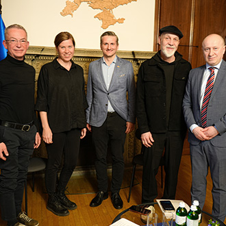 Gruppenfoto beim Infoabend zur Ukraine-Hilfe in der ukrainischen Botschaft in Wien mit Daniel Landau, Judith Ranftler, Markus Reisner, Erich Fenninger und Botschafter Vasyl Khymynets.