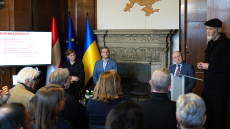 Erich Fenninger spricht beim Infoabend zur Ukraine-Hilfe vor Publikum in der ukrainischen Botschaft in Wien.