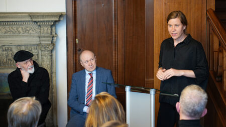 Judith Ranftler spricht bei der Veranstaltung zur Ukraine-Hilfe in der ukrainischen Botschaft in Wien.