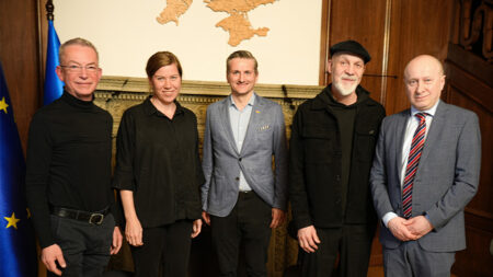Gruppenfoto beim Infoabend zur Ukraine-Hilfe in der ukrainischen Botschaft in Wien mit Daniel Landau, Judith Ranftler, Markus Reisner, Erich Fenninger und Botschafter Vasyl Khymynets.