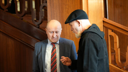 Erich Fenninger und Botschafter Vasyl Khymynets im Gespräch bei der Veranstaltung in der ukrainischen Botschaft in Wien.
