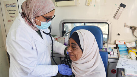 Ärztin untersucht eine Patientin in der mobilen Klinik im Libanon.