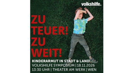 Logo und Schriftzug Save the Date: Zu teuer! Zu Weit! Kinderarmut in Stadt & Land - Volkshilfe Symposium 2026, 18.11.2026, 13:30, Theater am Werk, Wien, hinter der Schrift ist ein Foto von einem Kind zu sehen. Das Kind liegt in der Wiese, den linken Arm über dem Kopf, der rechte Arm liegt neben dem Kopf in der Wiese. Das Kind Blickt in die Kamera.