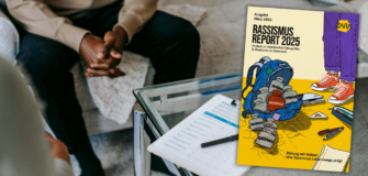 Beratungsgespräch mit zwei Personen neben dem ZARA-Bericht Rassismus Report 2025.