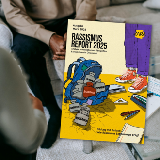 Beratungsgespräch mit zwei Personen neben dem ZARA-Bericht Rassismus Report 2025.