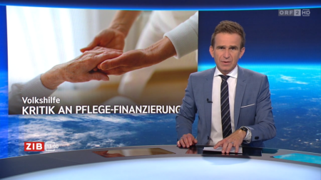 ORF-Moderator im Studio neben einer Einblendung zum Thema Pflegefinanzierung und Pflegekrise.
