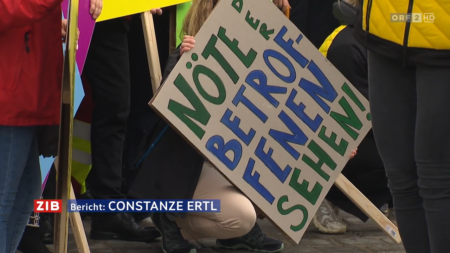 Protestschild mit der Aufschrift „Nöte der Betroffenen sehen!“ bei einer Aktion von Pflegeorganisationen vor dem Parlament zur Pflegereform in Österreich.