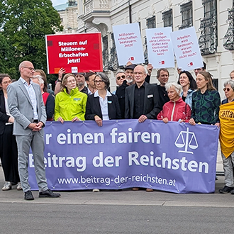 Mehrere Personen halten bei einer Kundgebung ein Banner der Allianz für einen fairen Beitrag der Reichsten.