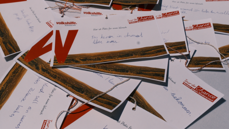 Auf Karten haben Schüler*innen ihre Wünsche an die Politik adressiert.