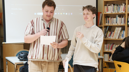 Schüler an der MS/BG/BRG Klusemannstraße in Graz präsentieren einen Poetry Slam gegen Kinderarmut.
