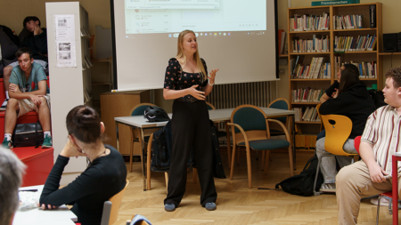 Schulsprecherin-Stellvertreterin Diana Nadegger präsentiert eines der Projekte gegen Kinderarmut an der MS/BG/BRG Klusemannstraße in Graz.