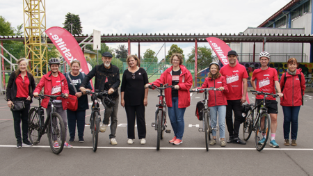 Teilnehmer*innen der Tour de Chance 2026 beim Schulstopp in Graz.