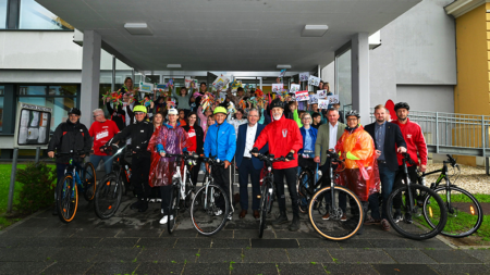 Teilnehmerinnen der Tour de Chance 2026 vor der Volksschule St. Veit an der Glan in Kärnten gemeinsam mit Kindern und Unterstützerinnen.
