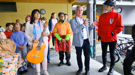 Begrüßung der Tour de Chance 2026 durch Vertreter*innen der Gemeinde und Volksschule in Maria Saal.