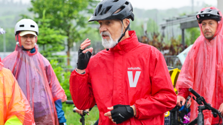 Erich Fenninger spricht bei einem Tour-de-Chance-Stopp in Kärnten mit Teilnehmer*innen und Unterstützer*innen.