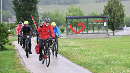 Erich Fenninger und Teilnehmer*innen der Tour de Chance 2026 auf der Strecke durch Kärnten bei Regen.