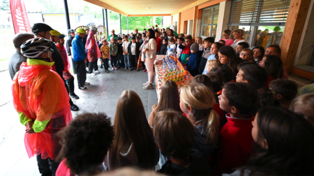 Schüler*innen und Teilnehmer*innen der Tour de Chance 2026 bei, gemeinsamen Empfang an der Volksschule Maria Saal in Kärnten.