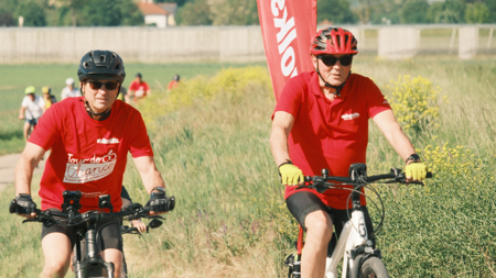 Volkshilfe-Präsident Ewald Sacher radelt beim Auftakt der Tour de Chance 2026 durchs Weinviertel in Niederösterreich