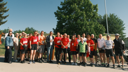 Teilnehmer*innen der Tour de Chance 2026 beim gemeinsamen Gruppenfoto zum Auftakt im Weinviertel.