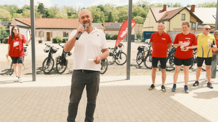 Volkshilfe-Präsident Ewald Sacher und Bürgermeister Mario Gaida begrüßen die Teilnehmer*innen der Tour de Chance beim Tourstopp in Hausbrunn.