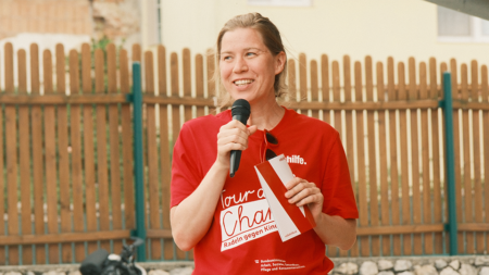 Judith Ranftler spricht auf der Tour de Chance 2026 im Weinviertel.