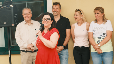 Nationalrätin Melanie Erasim spricht beim Abschluss der Tour de Chance 2026 in Rabensburg.
