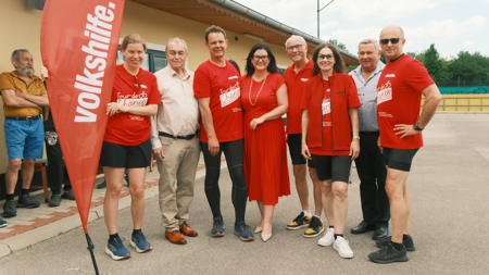 Gruppenfoto beim Tourstopp der Tour de Chance 2026 in Rabensburg gemeinsam mit Vertreter*innen der Gemeinde und Nationalrätin Melanie Erasim.