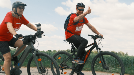 Teilnehmer*innen der Tour de Chance 2026 unterwegs auf Fahrrädern durch das Weinviertel.