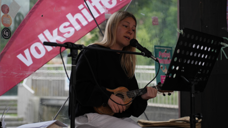 Beim Abschluss der Tour de Chance 2026 in Steyr gab es noch eine musikalische Darbietung einer engagierten jungen Frau.