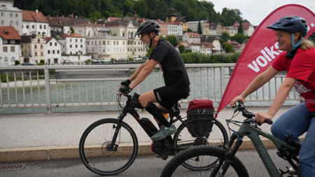 Erich Fenninger und das Tour-de-Chance-Team radeln durch Steyr und machen auf die Situation armutsbetroffener Kinder aufmerksam.