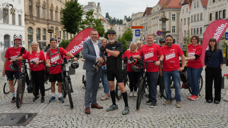 Empfang der Tour de Chance in Steyr. Bürgermeister Markus Vogl begrüßte die Radfahrer*innen der Volkshilfe.